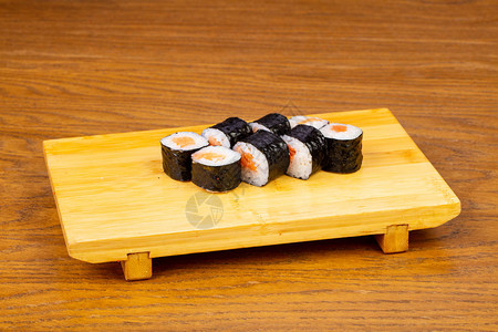 美味的三文鱼寿司卷套装图片