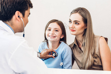 医生在医院用听诊器检查小女孩保健和医疗图片