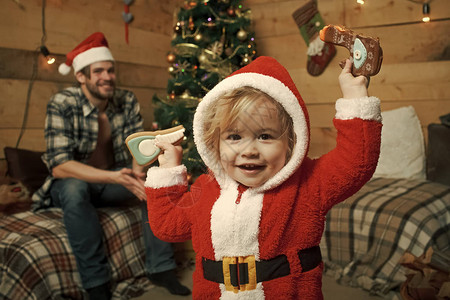 寒假圣诞节快乐的孩子和父亲带着木制上的礼物圣诞晚会庆祝活动图片