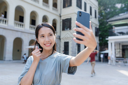 女人用手机自拍图片