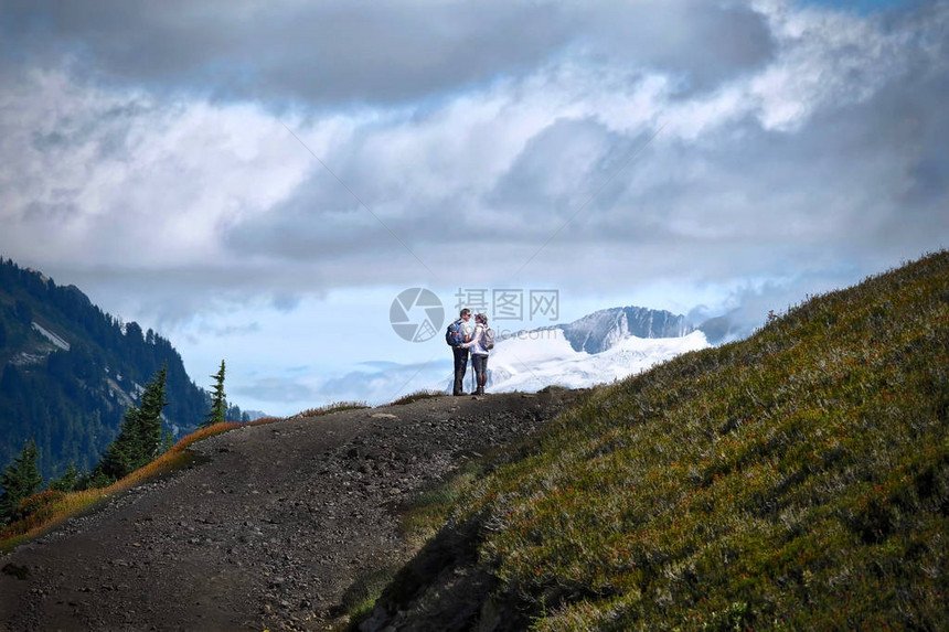 年轻的已婚夫妇在山上徒步旅行惠斯勒附近的加里波第省立公园内的埃尔芬湖小径不列颠哥伦比图片