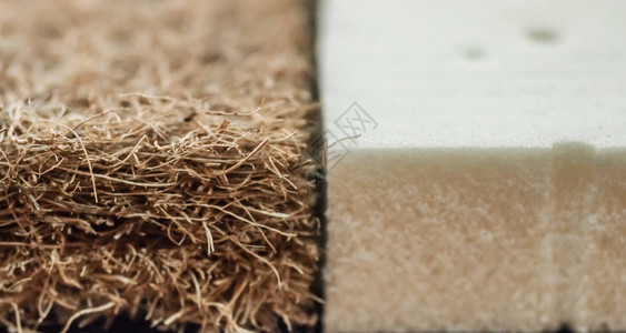 椰子纤维床垫椰子壳和自然对位乳胶橡用于生产床垫的磨碎的椰子壳椰壳在压榨椰背景图片