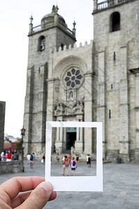在葡萄牙波尔图的波尔图大教堂前图片