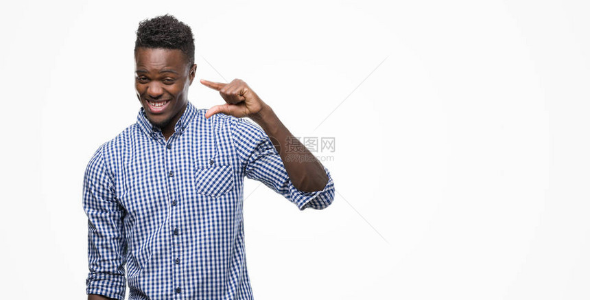 身着蓝衬衫的年轻非洲美国人笑着满怀自信地用手牵着手图片