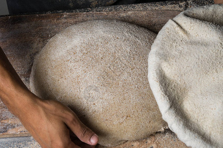 贝克在做面包人在面团上撒面粉做面包的人图片