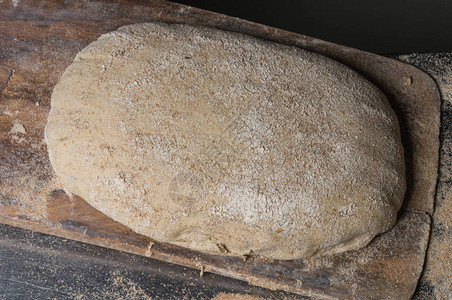 贝克在做面包人在面团上撒面粉做面包的人背景图片