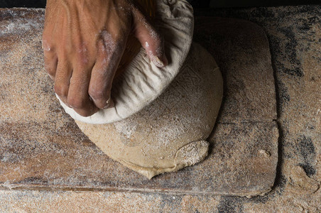 贝克在做面包人在面团上撒面粉做面包的人背景图片