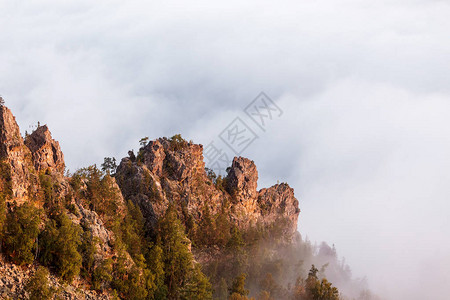 有雾的岩石峭壁在山图片