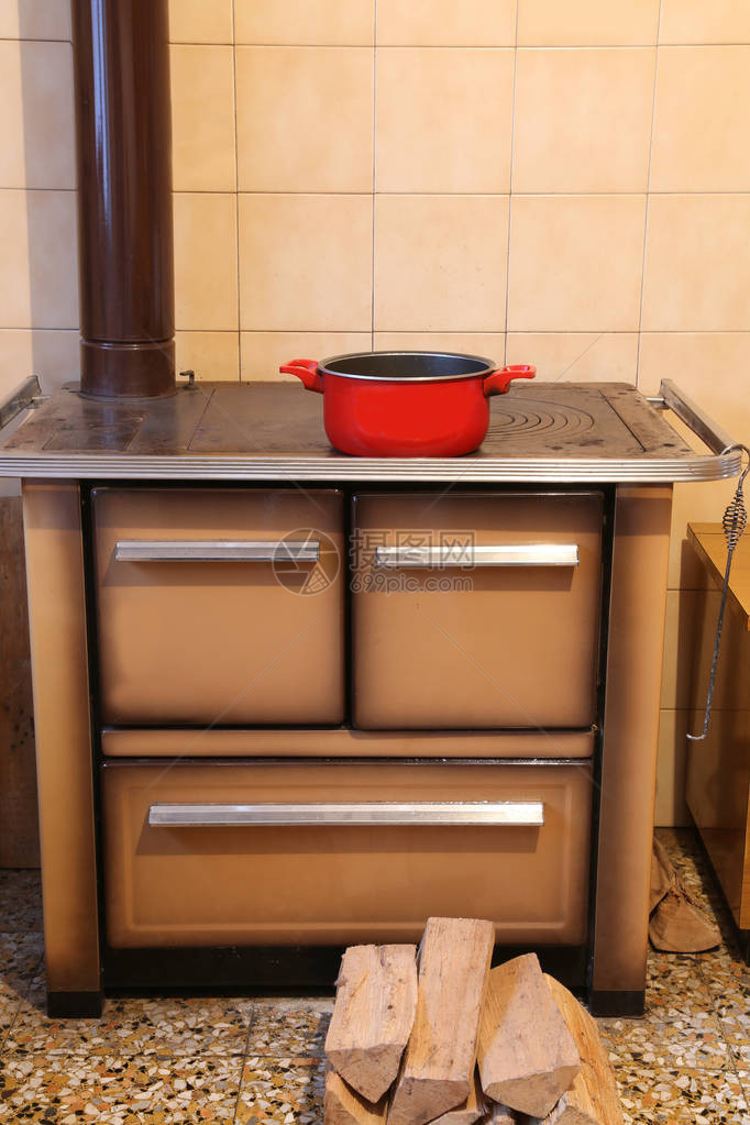 用红锅在小房子厨房的厨房里图片