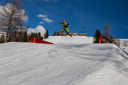 滑雪者在行动在高山滑雪公园跳台滑雪图片
