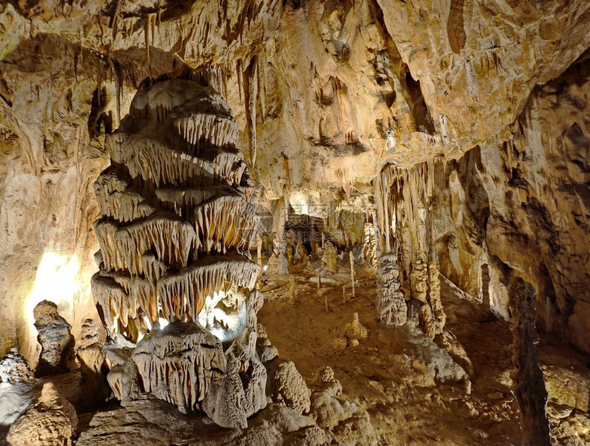 石灰岩洞穴中的钟乳石单元石灰岩洞穴中的钟乳石摩拉维亚喀斯特地区的SloupSosuvka洞穴斯洛普镇图片