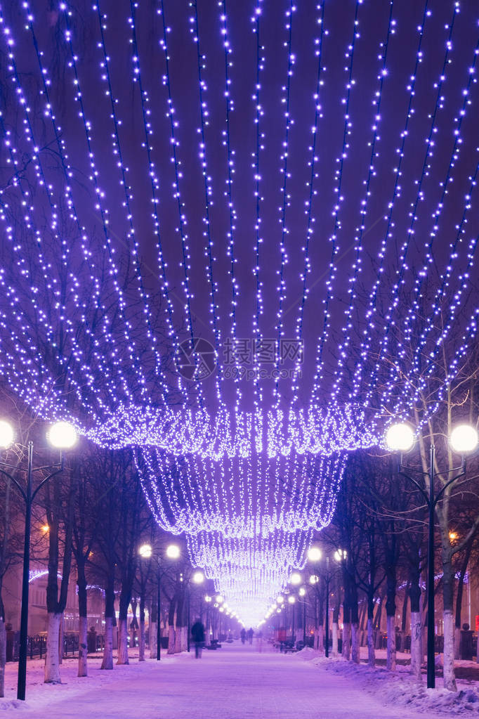 冬天的城市街道小巷晚上图片