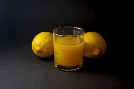 两杯柠檬一杯果汁图片