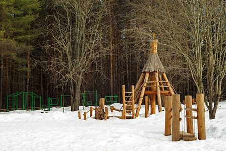 冬季森林公园儿童游乐场和公共运图片