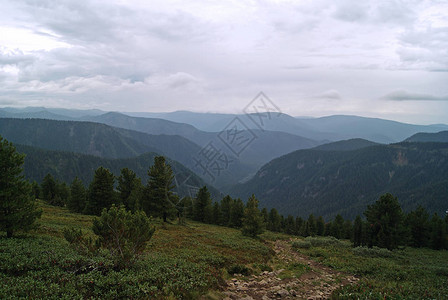 Baikal山脊斜坡上的山道图片