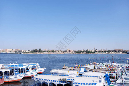 码头停泊船舶的河流景观图片