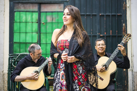法多乐队在葡萄牙里斯本Alfama广场表演传统的土耳音乐A图片