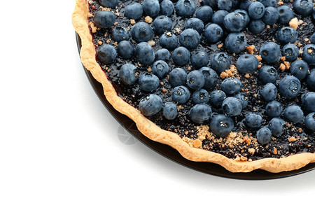 白色背景上带有美味蓝莓派的盘子特写图片