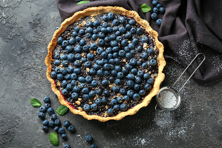 桌上美味的蓝莓派图片