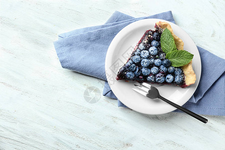 盘子里放着一块美味的蓝莓派图片