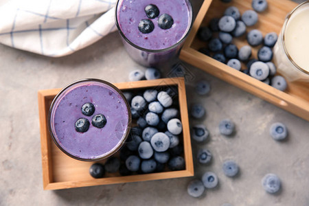 一杯美味的蓝莓冰和冻浆果放在桌图片