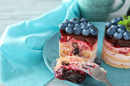 吃美味的蓝莓甜点特写图片