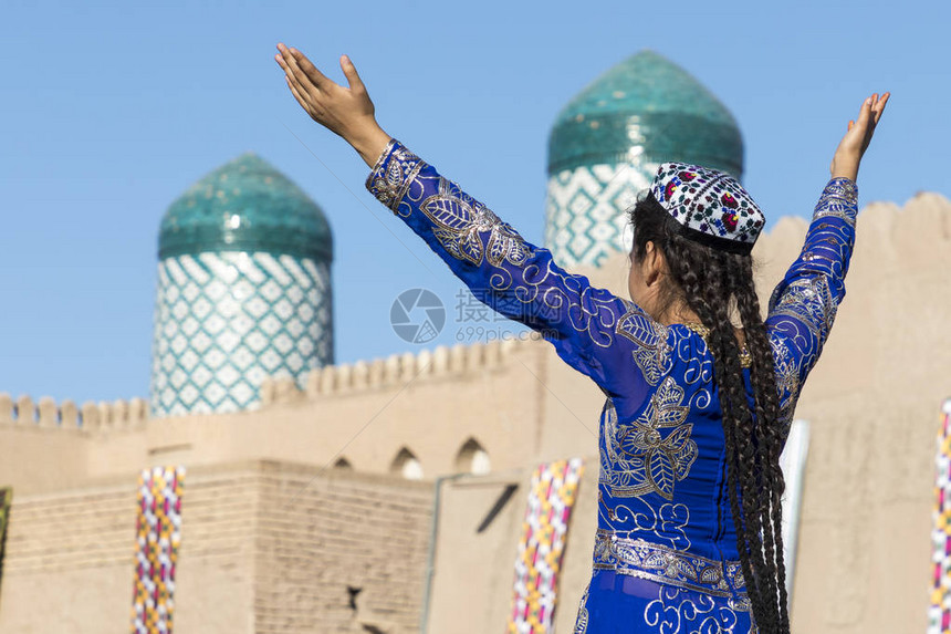 民俗舞者在乌兹别克KhivaKhiva的当地节日图片