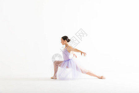 全身年轻优雅的芭蕾舞者在白图片