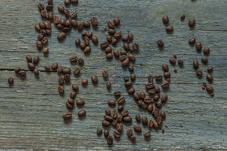 散落在木桌上的咖啡豆图片