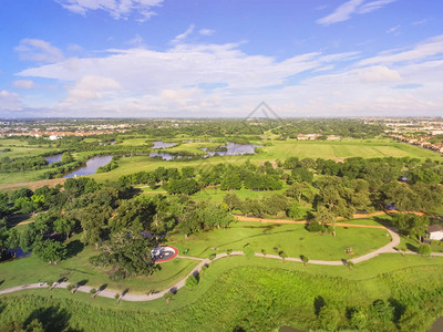 空中城市绿色公园与远处的休斯顿郊区社图片