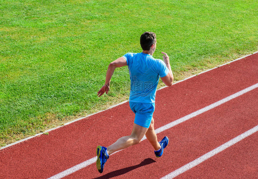 赛跑者运动中的运动形状运动员跑体育场绿草背景生活不停的运动运动生活方式和健康理念男子运动员跑来取得好成图片