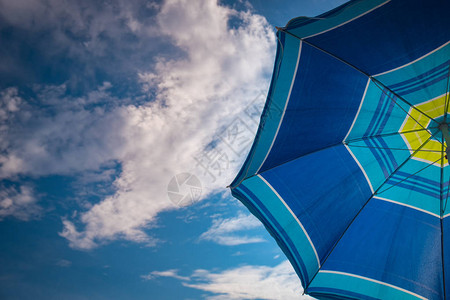 蓝色天空背景的蓝伞暑假背景Blue图片