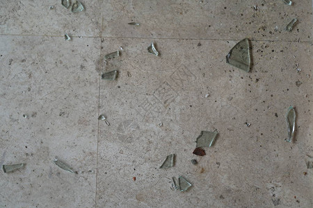 瓷砖地板上的碎玻璃碎片图片