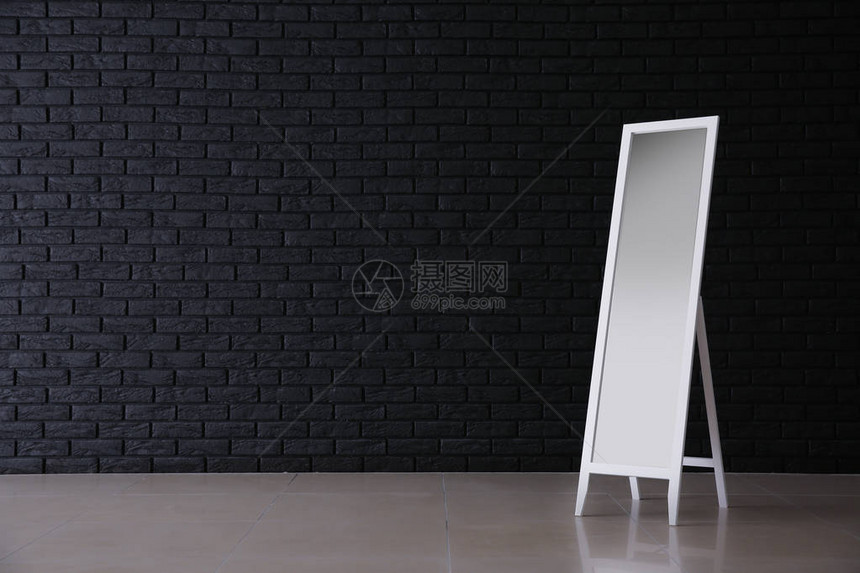 黑砖墙附近的大镜子图片