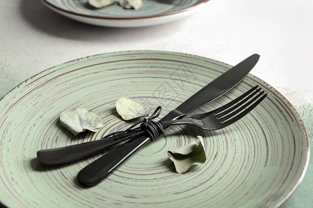桌子上有叉子和刀子的盘子图片