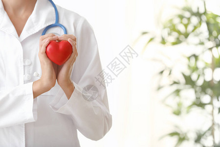 有红色心脏的心脏病专家在诊所图片