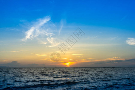 太阳月光的日落天空和云雾在松克拉图片