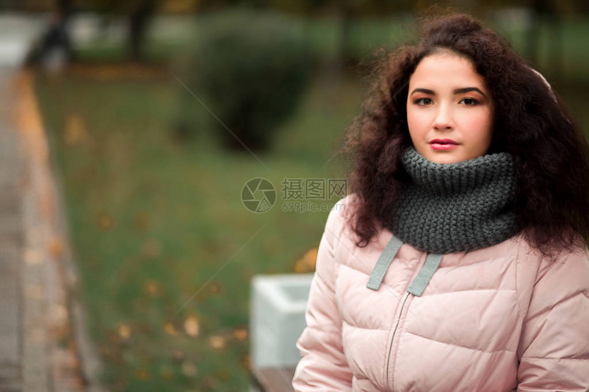 秋天公园里的女孩照片图片