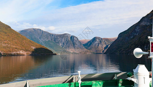 挪威北部峡湾的风景在9月的一天图片