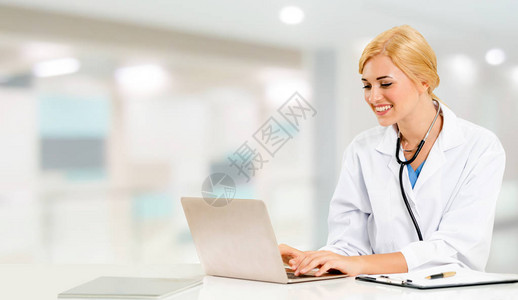 医生在医院使用笔记本电脑医疗保健和医生图片