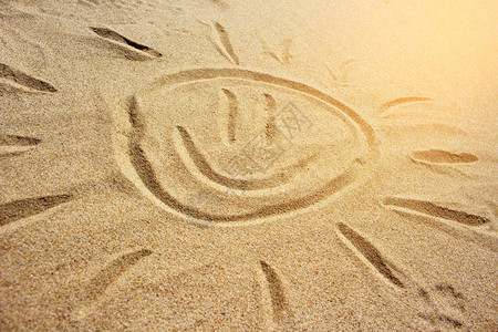 在沙滩上画太阳图片