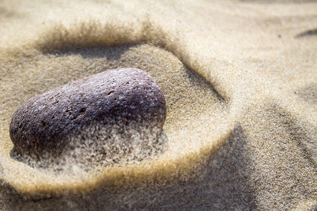 石头落在沙子里图片