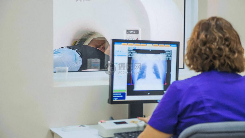 现代医院的MRICT扫描仪对老年患者进行扫描磁共振检查医生从控制室通过pc图片