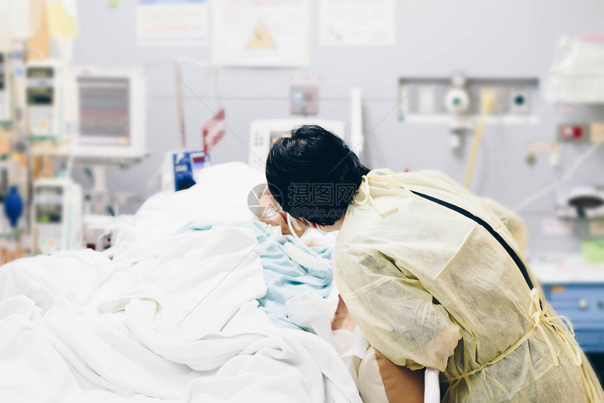 40多岁的亚洲女是照顾CRE的耐心亲属或VRE在医院重症监护病房ICU病房的病床上感染了80多图片