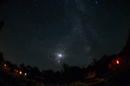 美丽的夜空与银河在森图片