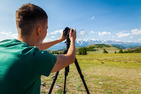 旅行远足男子拍摄山地景观旅游专业摄影师度假拍摄图片