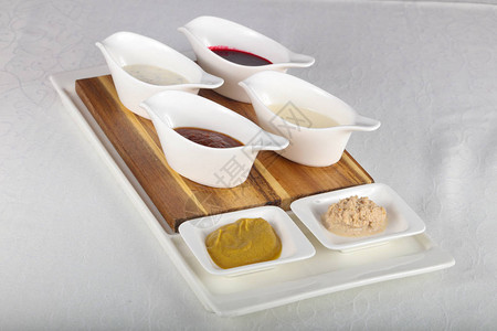 白桌上的酱料分类组合图片