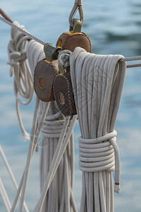 旧帆船上滑轮和绳索的特写图片