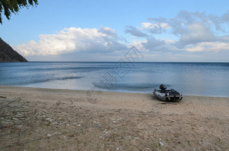 俄罗斯Baikal湖海岸水面和鱼苗橡胶图片