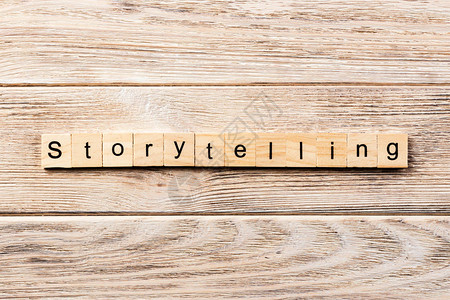 讲故事的词写在木块上在桌子上讲故事图片